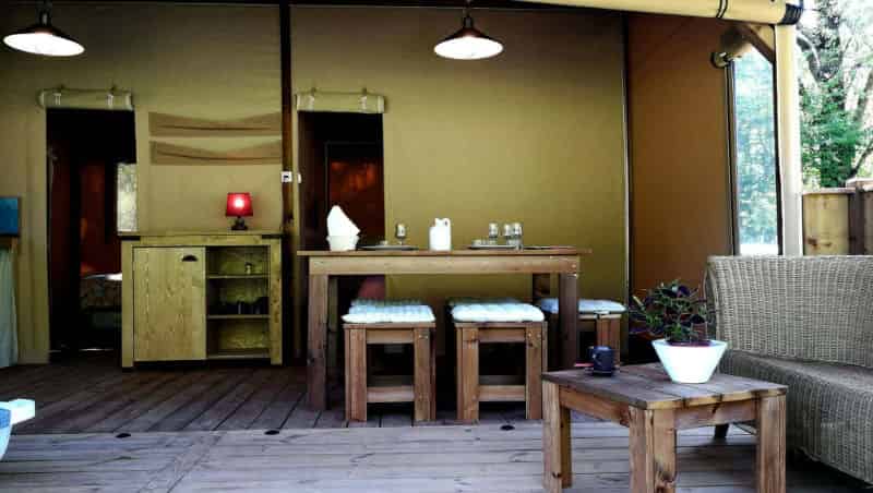 tente-safari-living-romm-in-camping-maisonneuve-dordogne-min-w800-h600-min